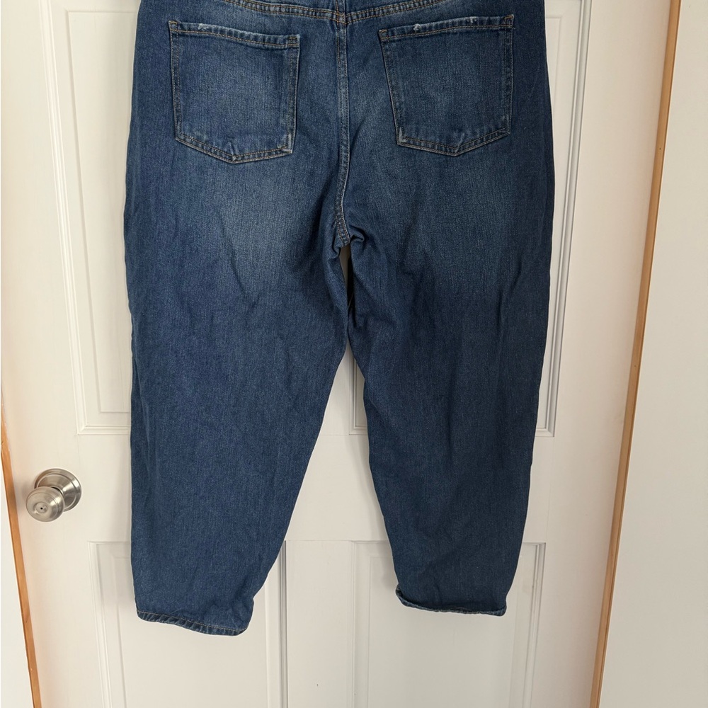 High Rise Distressed Jeans - Picture 3 of 4
